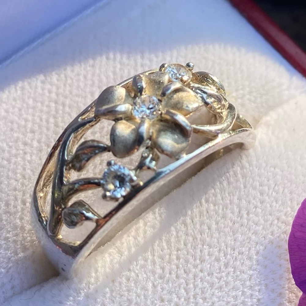 Vintage stamped Sterling Silver Floral Band Ring with Diamond accents size 8.5